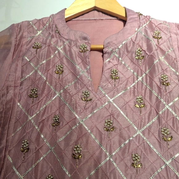Chic Pink Silver Embroidered Suit With Floral Bead Design Silver- Size SM New - Picture 5 of 8